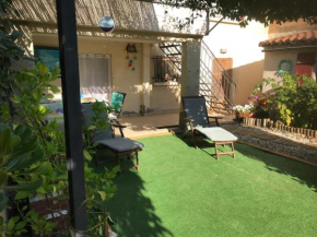 chambre et salle de bain privé s'ouvrant sur terrasse, jardin et cuisine d'été